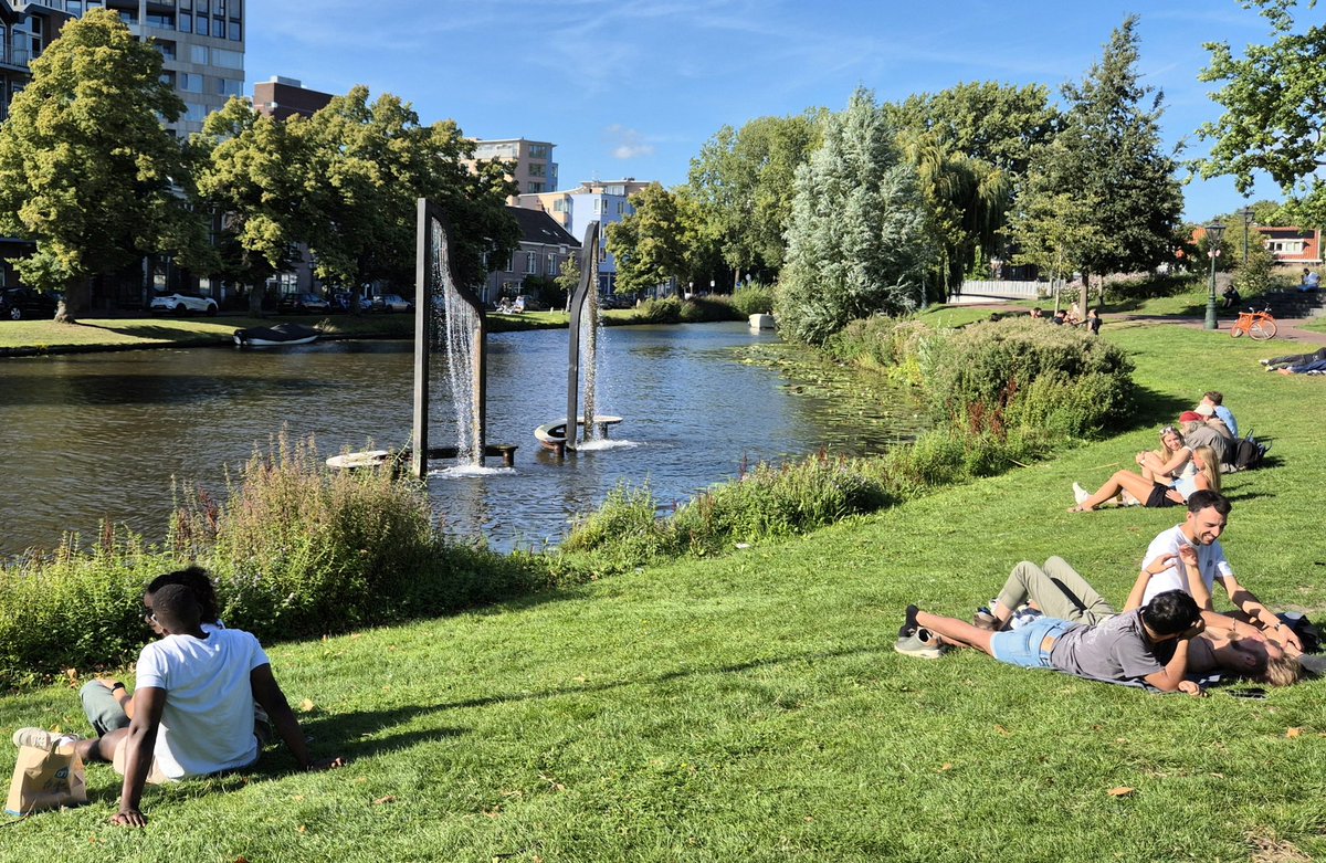 NandaSluijsmans's tweet photo. #Leiden centrum functioneert door het meer autoluw maken, steeds meer als een tweede #huiskamer. 
Zoveel fijne plekken om te verblijven!

#FijneStad #GezondeStad https://t.co/t1IP6o54FH