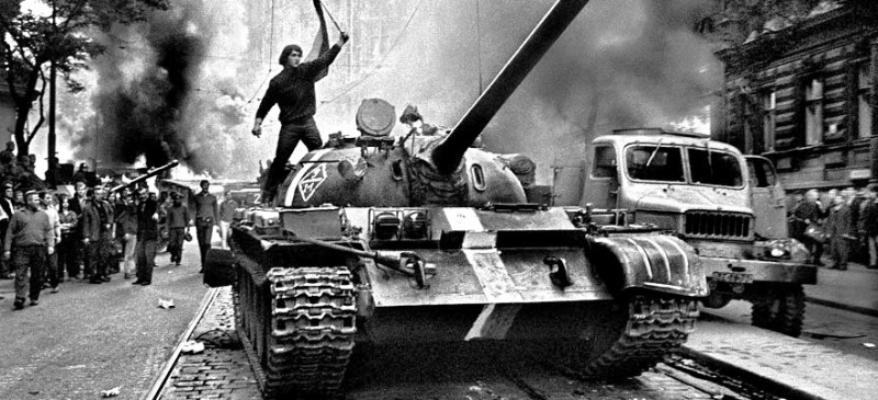 21.⁠ ⁠srpna 1968 vpadla vojska Varšavské smlouvy do Československa a ukončila Pražské jaro. Místo reforem a naděje přišla cenzura a normalizace. Tisíce lidí byly perzekuovány, 137 jich zahynulo. Byla to okupace, ne „bratrská pomoc“. Připomínat si to znamená chápat, že svoboda