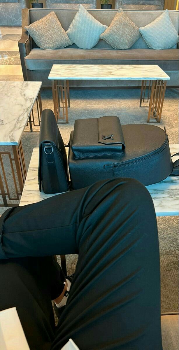 farhanAshfaq17's tweet image. Gd Afternoon X Fam
"Business isn’t just about meetings, it’s about mindset. Stay sharp, stay ready. 🖤 #WorkMode #ProfessionalVibes"