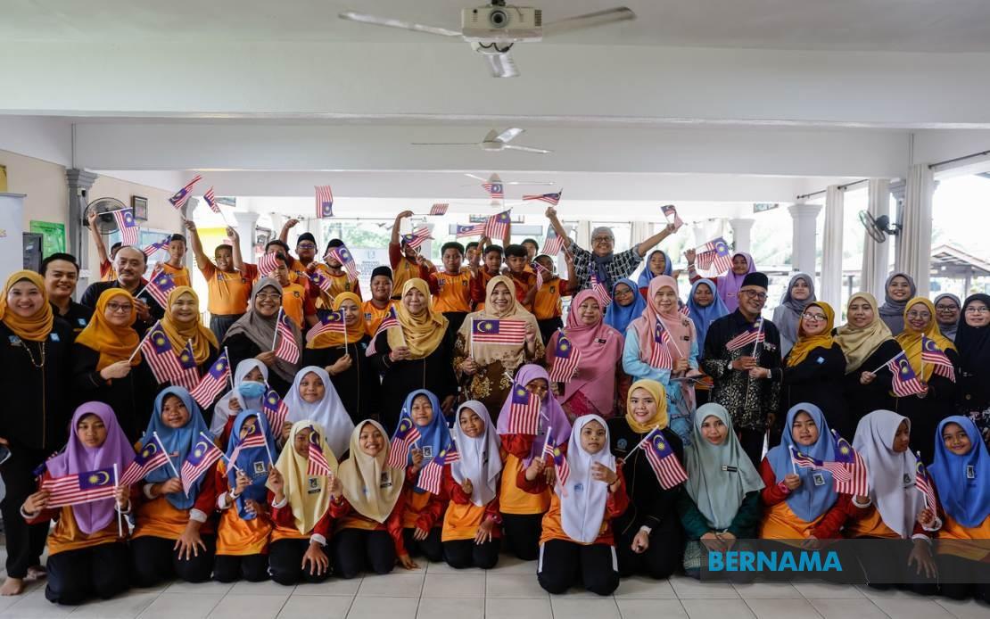 bernamadotcom's tweet photo. Bernama bimbing murid melalui Program Santuni MADANI - Ketua Pegawai Eksekutif
https://t.co/cqwGibCSiL
#BernamaNews
#ProgramSantuniMADANI https://t.co/KI2U6Dj631