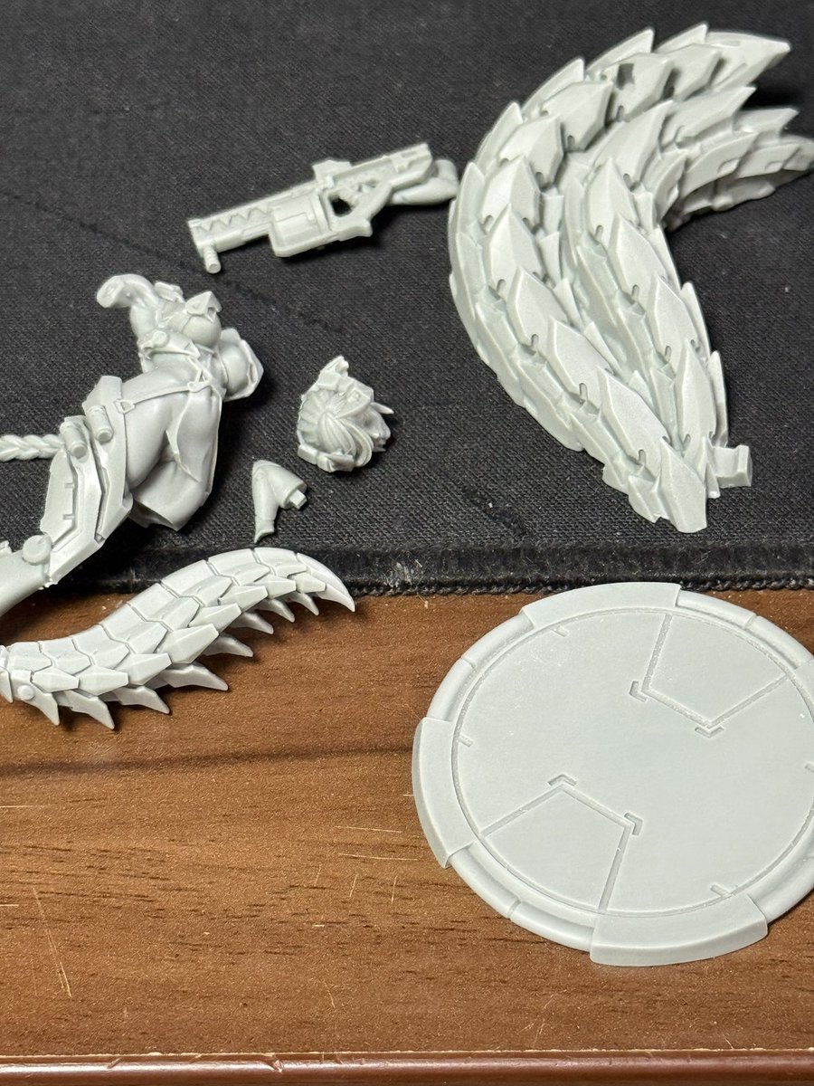 pramo_for_u's tweet image. 帰省から帰ってきたので戦利品(東京でも買えるけど)のリンボディヴィジョンのマヤを開封！
わかってたけどこの子を残りの夏休みかけて全力で制作しても学祭では飾れなさそう！(造形的に)
でもまぁプラモサークル長だからこそ自分の好きな物全力で作らなきゃダメです…よね？
ゆっくり制作していきます