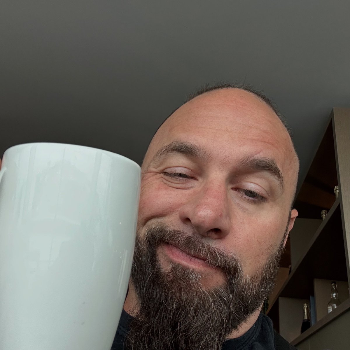 LanceHoyt's tweet image. In Scotland 🏴󠁧󠁢󠁳󠁣󠁴󠁿.  #MiniHawk and #LoungeDaddy relaxing before my flight to London! 
Havin a wee bit of coffee ☕️! 

What’s #MiniHawk thinking about?