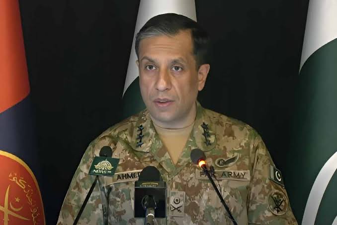 برسلز میں آرمی چیف نے تحریکِ انصاف اور عمران خان کا کوئی ذکر نہیں کیا، ذاتی فائدے کیلئے من گھڑت کہانی گھڑی، خبر چھاپنے سے پہلے ادارے کو ذمہ داری کا ثبوت دینا چاہیے تھا، ڈی جی آئی ایس پی آر