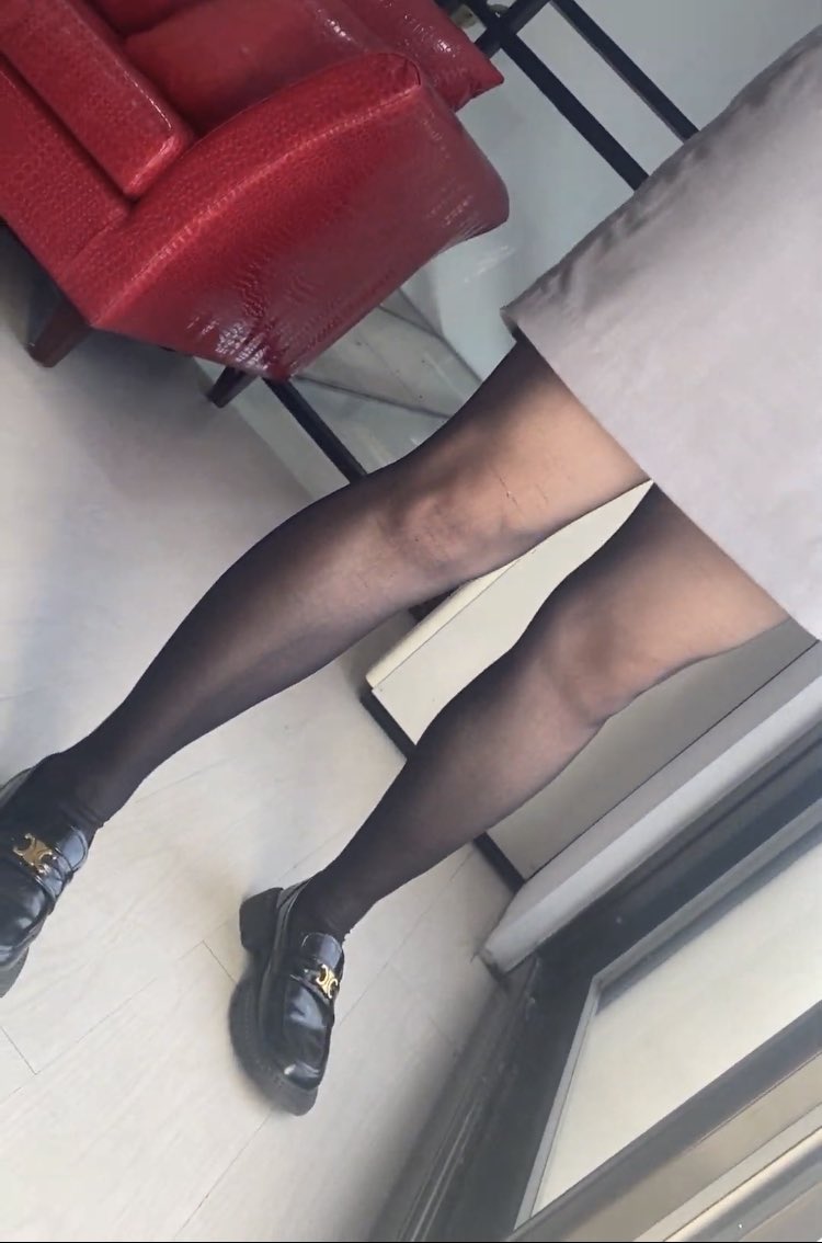 s1000915000's tweet photo. #footfetish #beauty #candid #legs #stocking #highheel #pantyhose #asianfeet #足控福利 #足裏 #美腳 #盜撮 #街拍美腿 https://t.co/4vFbZZhN5h