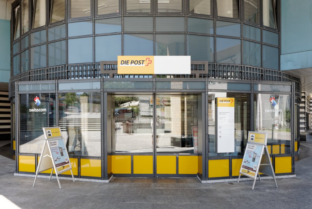 Philipp Burkhardt (@burkhardtphilip) on Twitter photo Nach einem massiven Einbruch beim Gewinn im ersten Halbjahr um 44 Prozent gegenüber dem Vorjahr kündigt die <a href="/swisspost/">swiss post</a> fürs nächste Jahr an, "die zentralen Einheiten des Bereichs PostNetz neu auszurichten."
Aufgrund der Reorganisation könnte es bis zu 100 Kündigungen geben. (1/4) Nach einem massiven Einbruch beim Gewinn im ersten Halbjahr um 44 Prozent gegenüber dem Vorjahr kündigt die <a href="/swisspost/">swiss post</a> fürs nächste Jahr an, "die zentralen Einheiten des Bereichs PostNetz neu auszurichten."
Aufgrund der Reorganisation könnte es bis zu 100 Kündigungen geben. (1/4)