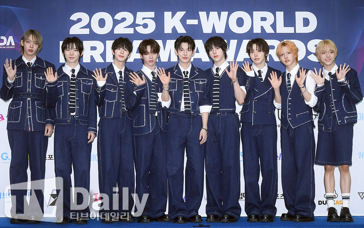ahofnews's tweet photo. [𝗣𝗥𝗘𝗦𝗦] 250821

𝗔𝗛𝗢𝗙 at ‘𝟮𝟬𝟮𝟱 𝗞-𝗪𝗢𝗥𝗟𝗗 𝗗𝗥𝗘𝗔𝗠 𝗔𝗪𝗔𝗥𝗗𝗦’ BLUE CARPET

AHOF DREAMS COME TRUE
#AHOF_KWDA2025 
#나인_케이월드드림어워드2025
#AHOF #아홉 @AHOF_official https://t.co/GVEtrnnnFm