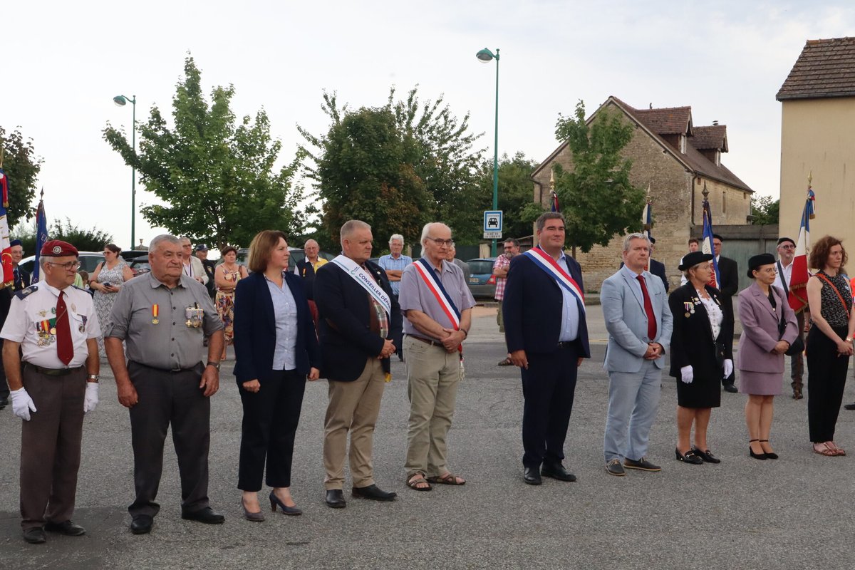 Prefet61's tweet photo. #81e | 🗓 Le 20 août 1944, Le Bourg Saint Léonard est libéré par les troupes américaines du Général Patton après plusieurs jours de combats acharnés contre les soldats SS qui défendent la commune.
🇫🇷 Ce mardi 19 août a eu lieu la cérémonie du 81ème anniversaire de la libération du Bourg Saint léonard, en présence de Magali Ozouf, directrice du service départemental de l'Office national des combattants et des victimes de guerre, Patrice Leroy, maire de la commune, ainsi que des nombreux élus, des autorités civiles, militaires et des associations patriotiques.
⚫ Les autorités présentes ont rendu hommage aux 70 soldats américains morts pour la liberté lors de la prise de la commune.
🤝 Cette cérémonie est une preuve de plus de la mobilisation des élus, des institutions, des associations patriotiques, des enseignants et de tous ceux qui s'engagent pour la transmission de la mémoire aux jeunes générations.
"Ici échoua la dernière des contre-attaques allemandes qui marquèrent la fin de la bataille de Normandie".