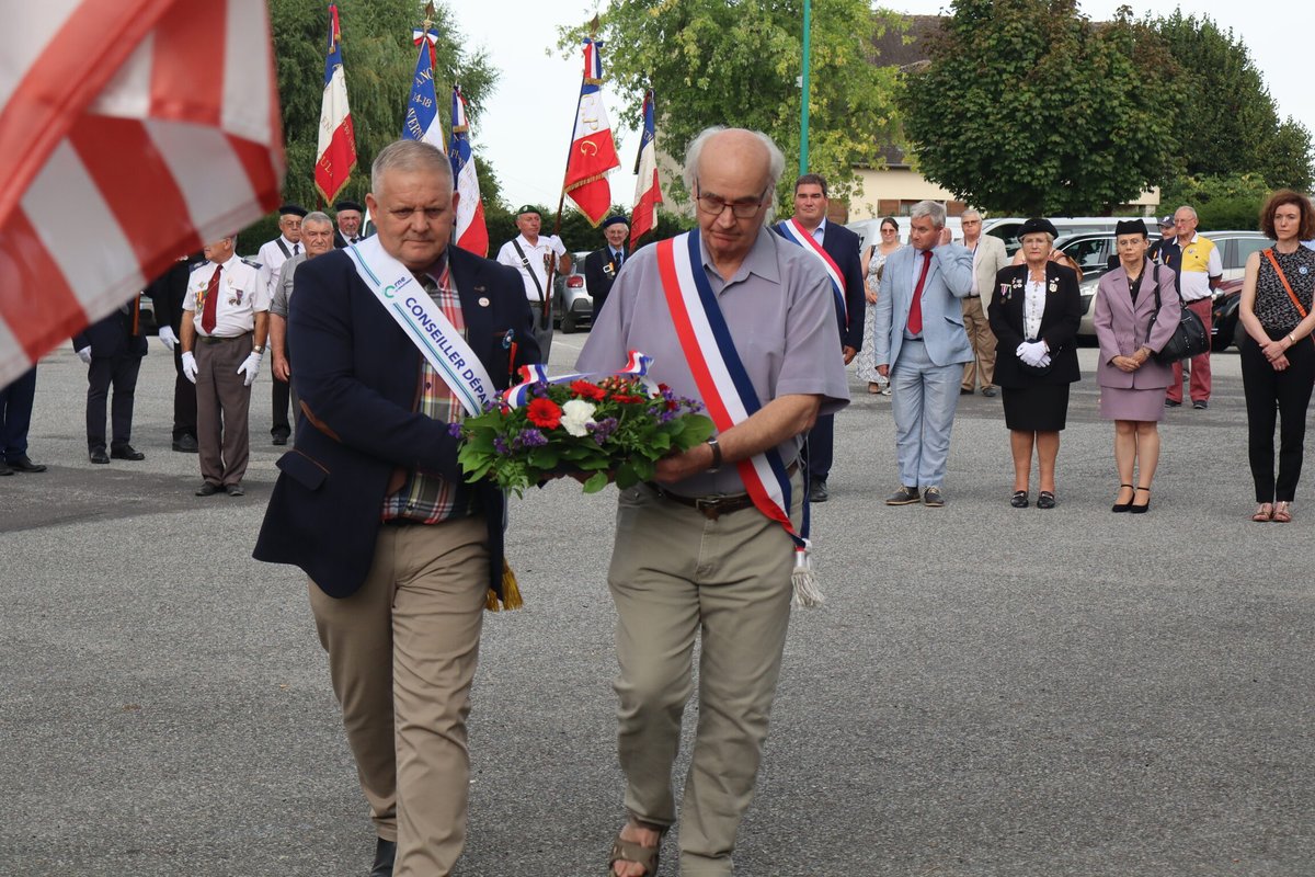 Prefet61's tweet photo. #81e | 🗓 Le 20 août 1944, Le Bourg Saint Léonard est libéré par les troupes américaines du Général Patton après plusieurs jours de combats acharnés contre les soldats SS qui défendent la commune.
🇫🇷 Ce mardi 19 août a eu lieu la cérémonie du 81ème anniversaire de la libération du Bourg Saint léonard, en présence de Magali Ozouf, directrice du service départemental de l'Office national des combattants et des victimes de guerre, Patrice Leroy, maire de la commune, ainsi que des nombreux élus, des autorités civiles, militaires et des associations patriotiques.
⚫ Les autorités présentes ont rendu hommage aux 70 soldats américains morts pour la liberté lors de la prise de la commune.
🤝 Cette cérémonie est une preuve de plus de la mobilisation des élus, des institutions, des associations patriotiques, des enseignants et de tous ceux qui s'engagent pour la transmission de la mémoire aux jeunes générations.
"Ici échoua la dernière des contre-attaques allemandes qui marquèrent la fin de la bataille de Normandie".