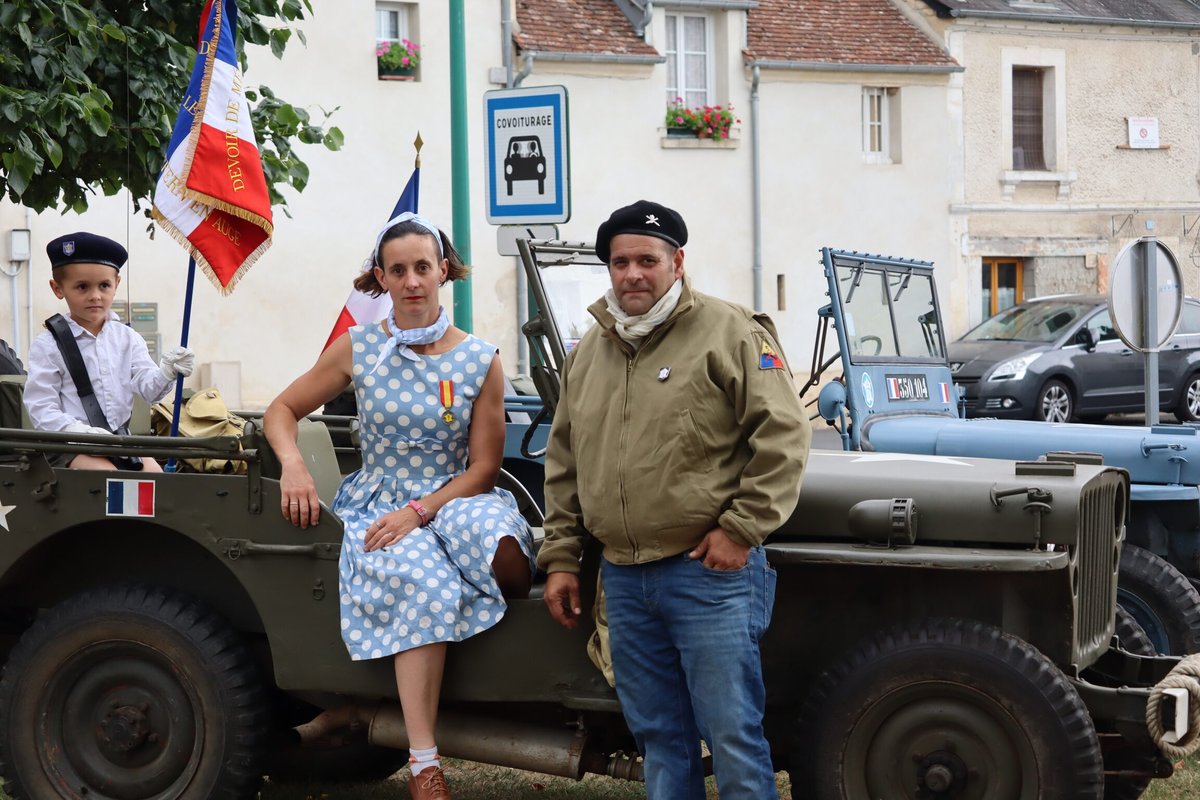 Prefet61's tweet photo. #81e | 🗓 Le 20 août 1944, Le Bourg Saint Léonard est libéré par les troupes américaines du Général Patton après plusieurs jours de combats acharnés contre les soldats SS qui défendent la commune.
🇫🇷 Ce mardi 19 août a eu lieu la cérémonie du 81ème anniversaire de la libération du Bourg Saint léonard, en présence de Magali Ozouf, directrice du service départemental de l'Office national des combattants et des victimes de guerre, Patrice Leroy, maire de la commune, ainsi que des nombreux élus, des autorités civiles, militaires et des associations patriotiques.
⚫ Les autorités présentes ont rendu hommage aux 70 soldats américains morts pour la liberté lors de la prise de la commune.
🤝 Cette cérémonie est une preuve de plus de la mobilisation des élus, des institutions, des associations patriotiques, des enseignants et de tous ceux qui s'engagent pour la transmission de la mémoire aux jeunes générations.
"Ici échoua la dernière des contre-attaques allemandes qui marquèrent la fin de la bataille de Normandie".