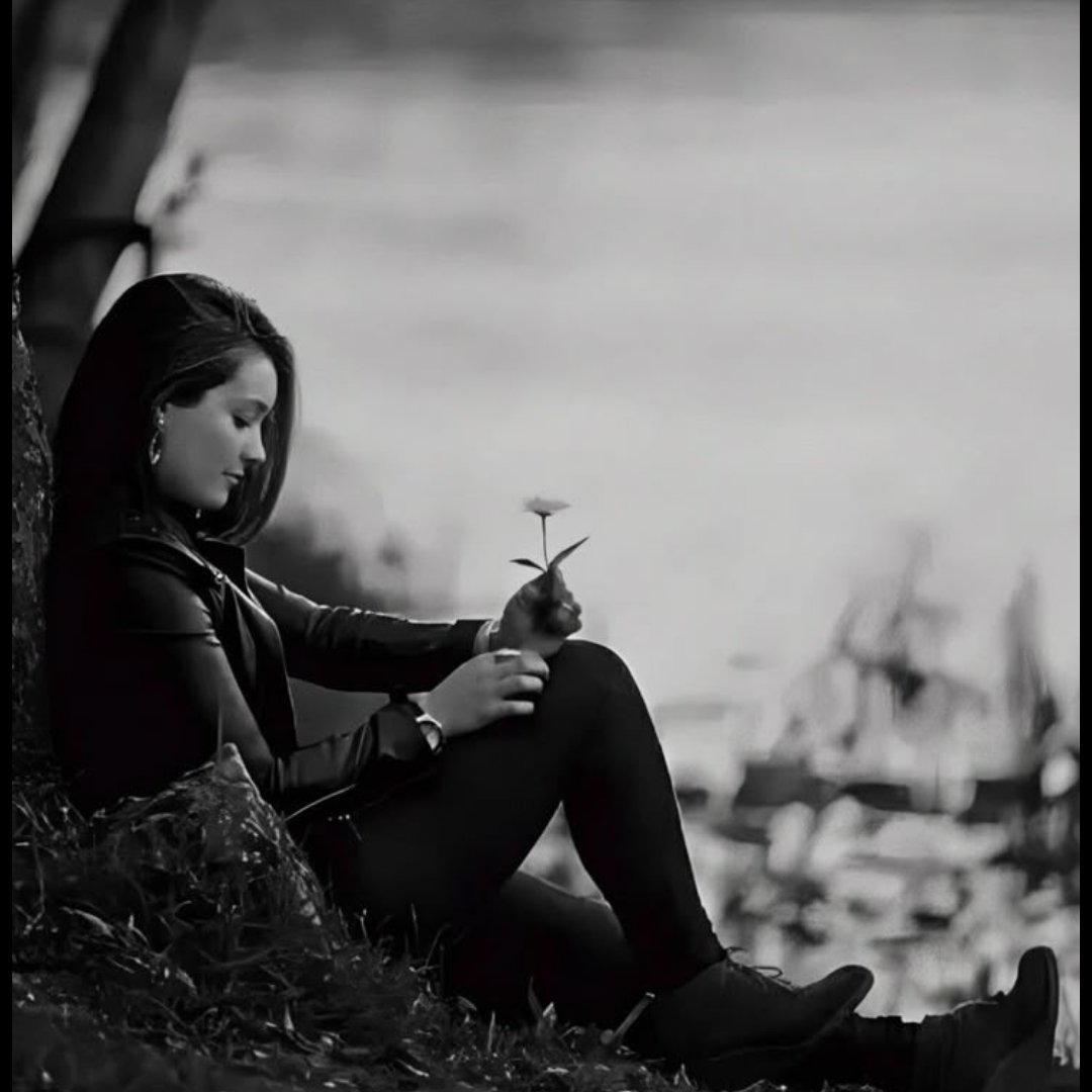 ... 

لن تفهم أبداً
ماذا يعنى أن يثق بك شخص
خائف دائماً من الخذلان
أن يفتح لك أبوابهُ الموصدة 
يكشفُ عن باطنه عن ماضيه وحاضره 
يتجرد أمامك من ندوبه، من مخاوفه
ليدخِل بصيص نورٍ رآه فيك 
آملاً أن تضيء به عتمة انكساره
..!