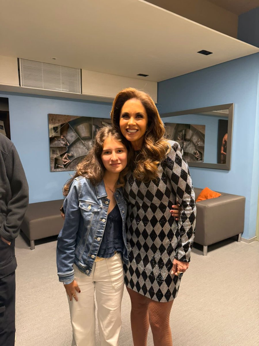 Camilaaaaa_19's tweet photo. No tengo palabras para describir todo lo que sentí. Pasé el concierto temblando de emoción. Gracias por ser tan amable, linda y atenta, y por recibirme y regalarme un momento tan especial que nunca voy a olvidar. Te quiero mucho, Lucero. Hasta que se nos hizo!! 🤍 https://t.co/gCXpXm1ReN