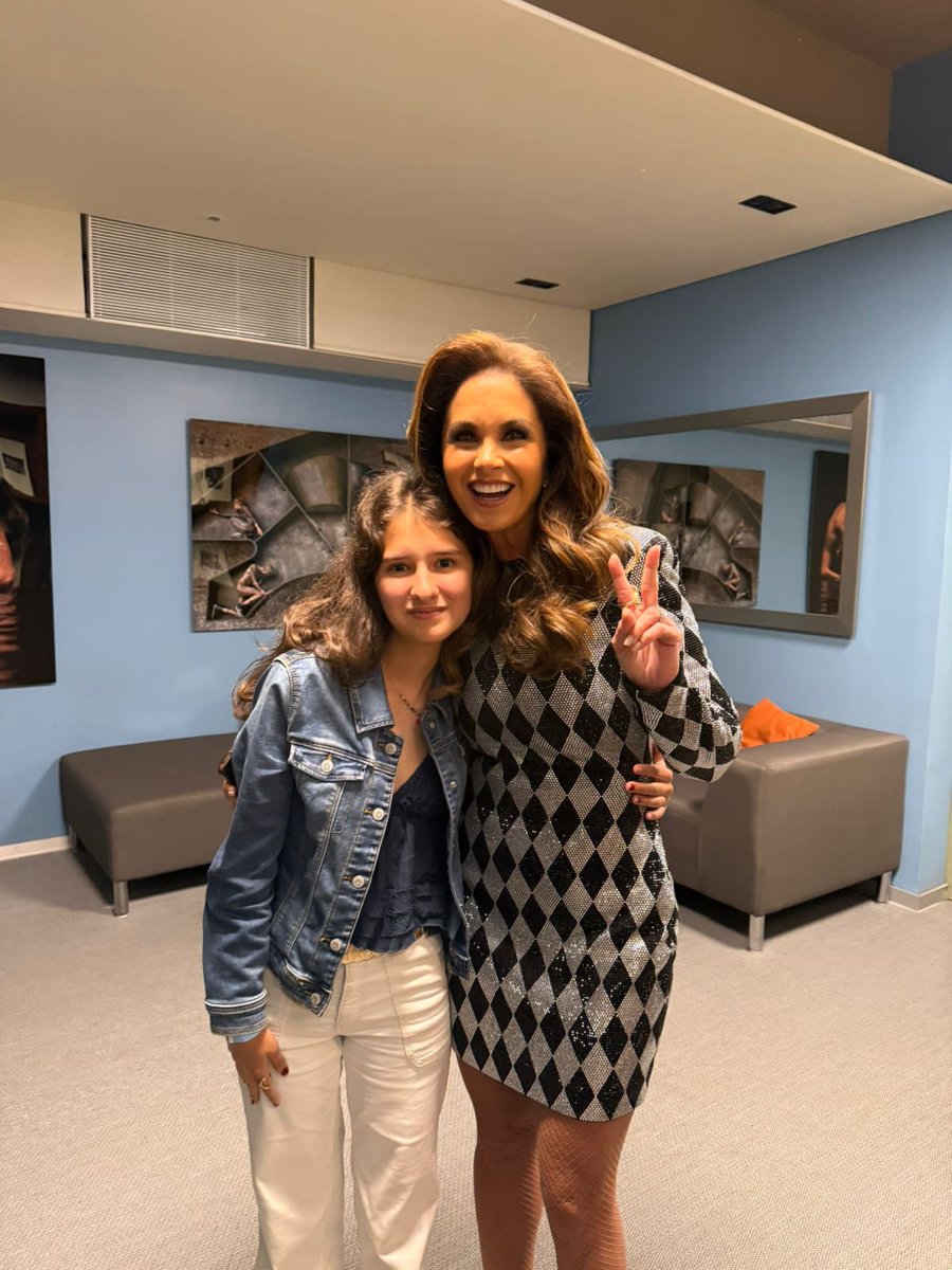 Camilaaaaa_19's tweet photo. No tengo palabras para describir todo lo que sentí. Pasé el concierto temblando de emoción. Gracias por ser tan amable, linda y atenta, y por recibirme y regalarme un momento tan especial que nunca voy a olvidar. Te quiero mucho, Lucero. Hasta que se nos hizo!! 🤍 https://t.co/gCXpXm1ReN