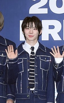 0925PICS's tweet photo. PARK HAN AT KWDA BLUE CARPET https://t.co/hDjJmhJDpd