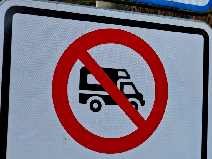 [🌿 𝑨𝒄𝒕𝒖]🚎
🟦Le gouvernement a clarifié le cadre juridique du stationnement des camping-cars👌 
Il rappelle que les interdictions abusives sont illégales😉
✅#CampingQuart,c’est la solution à l’#inflation !🙂
✅Voyagez 7 semaines pour le prix de 2 !👏
camping-car.com/nos-actus/3075…