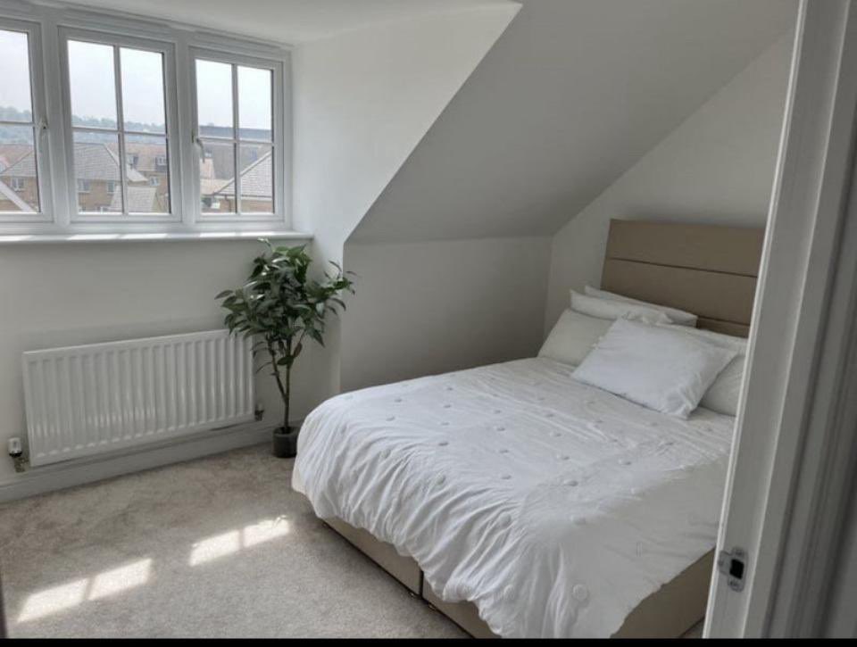 shewasafairree's tweet photo. Available immediately – Large Double Room

✨Gorgeous large double bedroom in a new development
•Fully furnished, bright, and airy
•Off-road parking available
•£850 per month (all bills included)
•Only 45 min drive from London

 (screening required, live-in landlord). https://t.co/AIOavFiEfT