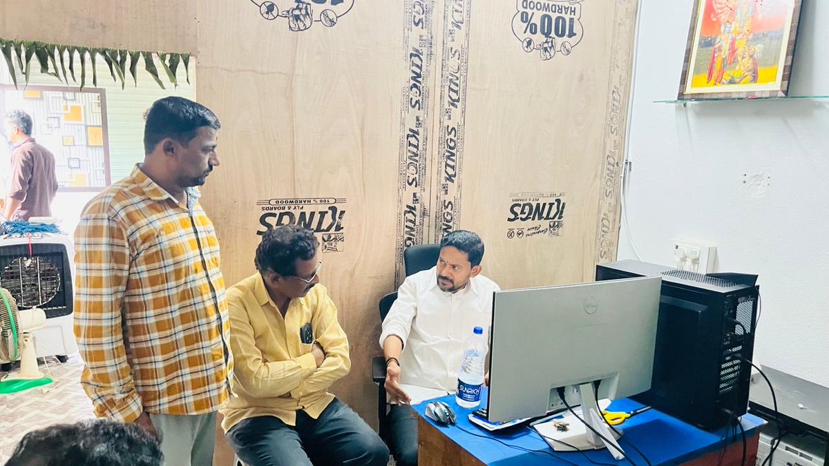 Balaramoffcl's tweet photo. బోథ్ మండల కేంద్రంలో సోమవారం రోజున నూతనంగా ప్రారంభమైన శ్రీ మౌళి ప్రింటింగ్ ప్రెస్ &amp; డిజిటల్ స్టూడియో ప్రారంభోత్సవ కార్యక్రమా నికి అందుబాటులో లేకపోవడంతో, ఈరోజు స్టూడియోకు వచ్చి అన్నదమ్ములు రోహిత్ కుమార్ మరియు గణేష్ కు శుభాకాంక్షలు https://t.co/sqSv45e0EH