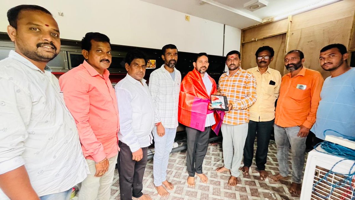 Balaramoffcl's tweet photo. బోథ్ మండల కేంద్రంలో సోమవారం రోజున నూతనంగా ప్రారంభమైన శ్రీ మౌళి ప్రింటింగ్ ప్రెస్ &amp; డిజిటల్ స్టూడియో ప్రారంభోత్సవ కార్యక్రమా నికి అందుబాటులో లేకపోవడంతో, ఈరోజు స్టూడియోకు వచ్చి అన్నదమ్ములు రోహిత్ కుమార్ మరియు గణేష్ కు శుభాకాంక్షలు https://t.co/sqSv45e0EH