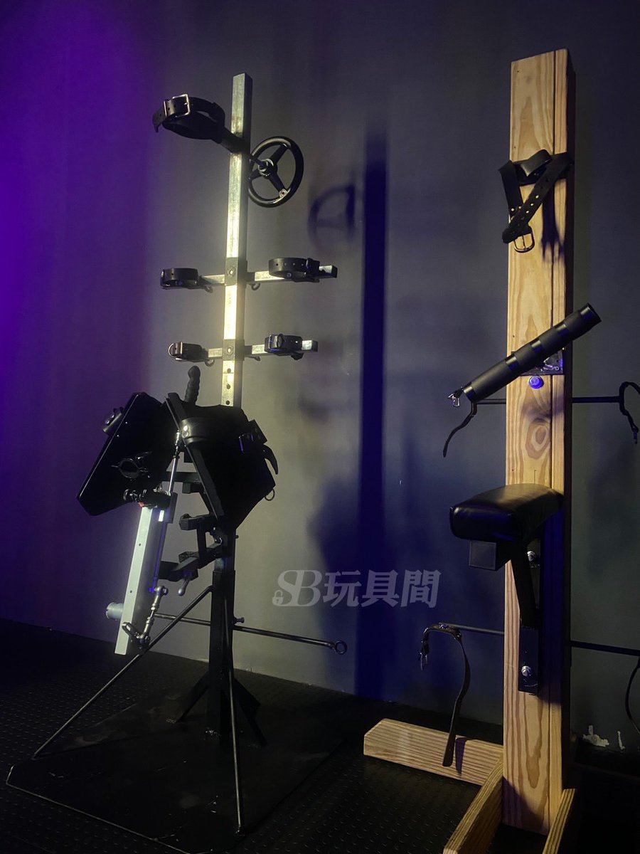 Balahsiao's tweet photo. 手作心得：
製作道具的習慣，第一代都是構圖跟範本，藉由各白老鼠壓力測試修改會讓其後面版本更精進。
這一次是美感殘暴的絞刑架二代，強化了快速絞緊脖子的轉盤、強化了一代陰部承載壓力、補足多方式下體玩樂、讓整體呈現可絞刑呼吸控制且能同時被砲機玩下體的多功能。

下次圖文由模特親自上陣補圖⋯ https://t.co/g2sxA3a33k