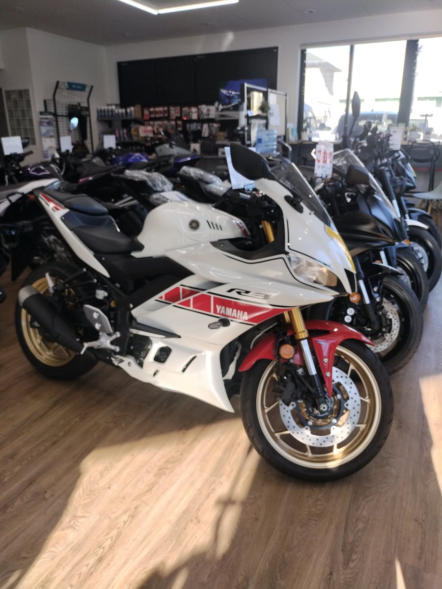 yspokayama's tweet photo. 🚨中古車入荷情報🚨
YZF−R3 WGP60thカラー
入荷しました‼️
当店新車販売ワンオーナー😁
とても綺麗に乗られてたので程度も良し‼️
お問い合わせお待ちしております🔥
#YSP岡山 #YAMAHA #YZFR3
#WGP60th https://t.co/uQtqJlXYWy