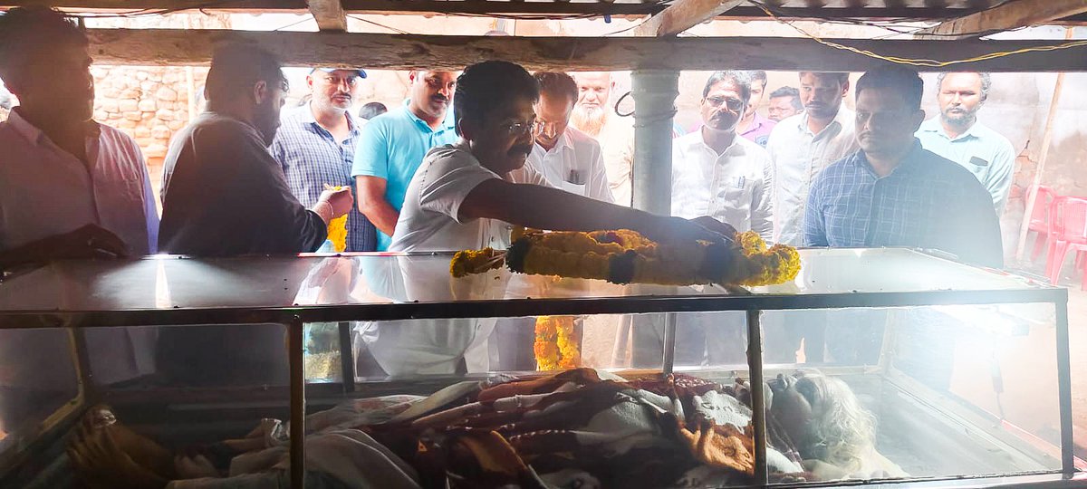 AudimulapSuresh's tweet photo. కొండేపి మండలం ముప్పవరం గ్రామంలో ఎంపిటిసి సుబ్బారావు మేనత్త కీ.శే. నాగమ్మ గారి భౌతికకాయానికి నివాళులు అర్పించిన మాజీ మంత్రివర్యులు వైయస్ఆర్ సీపీ PAC సభ్యులు, కొండేపి నియోజకవర్గ ఇంఛార్జి డాక్టర్ ఆదిమూలపు సురేష్ గారు.
#PayingTributes
@ysjagan
@YSRCParty https://t.co/YRPNYcgJjB