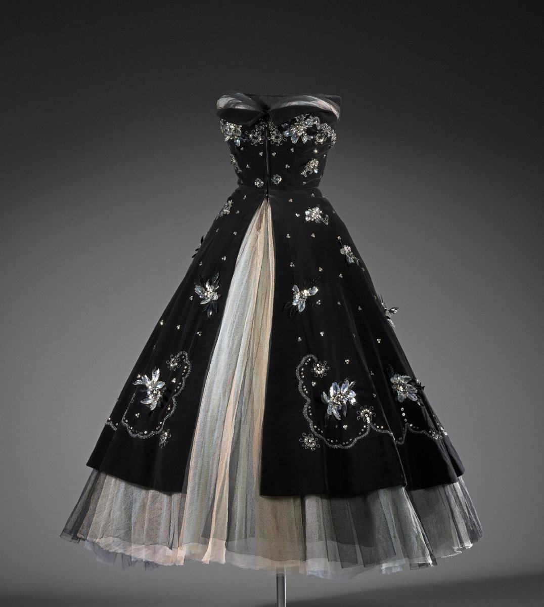 Melbourne
Pat Rodgers for
La Petite,
165 Collins Street.

EVening Dress, c. 1958

Silk, cotton, tulle, glass (beads), plastic (sequins), metal

#FashionHistory