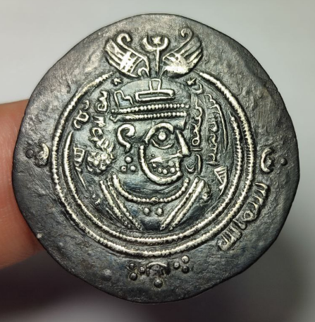 Mollanasraddinx's tweet photo. یه شخصیت هم داریم به اسم زیاد که چون پدرش معلوم نیست کیه بهش میگن زیاد ابن ابیه (زیاد پسر پدرش)
اینم سکه ایشونه

ضرب دارابگرد 
سال ۴۳ https://t.co/3Mh3JpXrX1