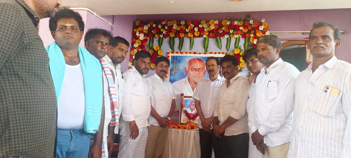 AudimulapSuresh's tweet photo. పొన్నలూరు మండల కేంద్రములో కంచర్ల రాము తండ్రిగారు మాజీ సర్పంచ్ కీ.శే. కంచర్ల మాల కొండయ్య గారి దశదిన కార్యక్రమంలో పాల్గొని ఆయన చిత్రపటానికి నివాళులు అర్పించిన మాజీ మంత్రి, PAC సభ్యులు, కొండేపి నియోజకవర్గ ఇంఛార్జి డాక్టర్ ఆదిమూలపు సురేష్ గారు.
#PayingTributes
@ysjagan
@YSRCParty https://t.co/LCKlKolDv8