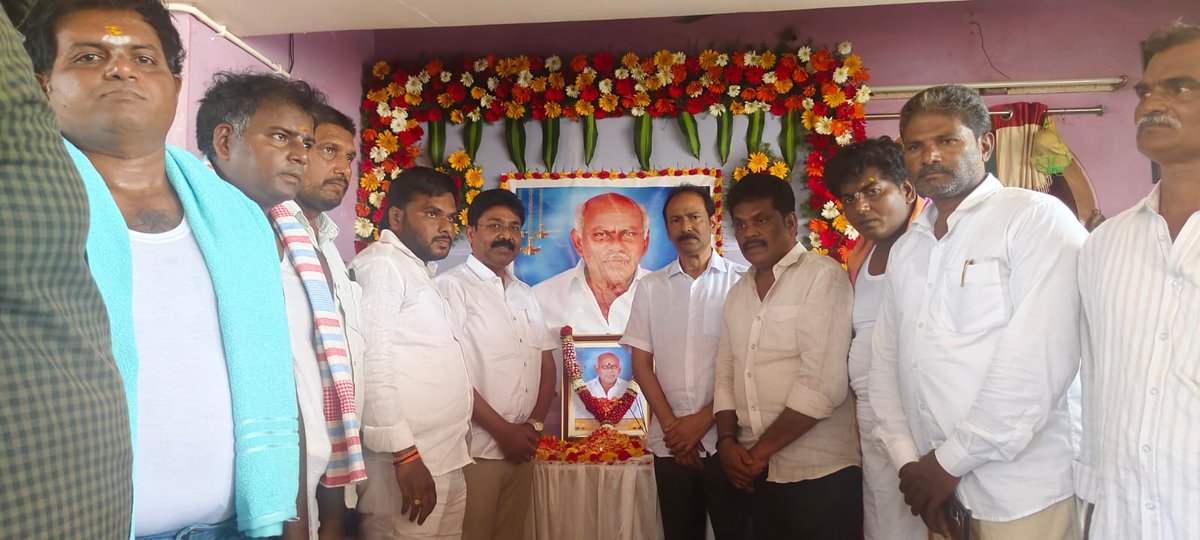AudimulapSuresh's tweet photo. పొన్నలూరు మండల కేంద్రములో కంచర్ల రాము తండ్రిగారు మాజీ సర్పంచ్ కీ.శే. కంచర్ల మాల కొండయ్య గారి దశదిన కార్యక్రమంలో పాల్గొని ఆయన చిత్రపటానికి నివాళులు అర్పించిన మాజీ మంత్రి, PAC సభ్యులు, కొండేపి నియోజకవర్గ ఇంఛార్జి డాక్టర్ ఆదిమూలపు సురేష్ గారు.
#PayingTributes
@ysjagan
@YSRCParty https://t.co/LCKlKolDv8