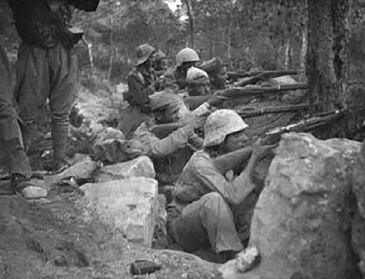 Lincoln Batallion brigaders in a trench near Corbera d'Ebre during the battle of the Ebro. Summer 1938.
Americans fighting fascism.