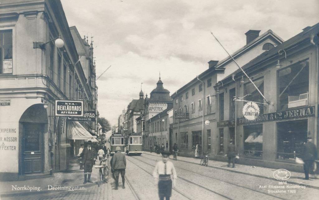 Följ med Peter Kristensson på en vandring som handlar om Drottninggatans historia och arkitektur. klingsbergsforlag.se/drottninggatan/ #norrköpingshistoria