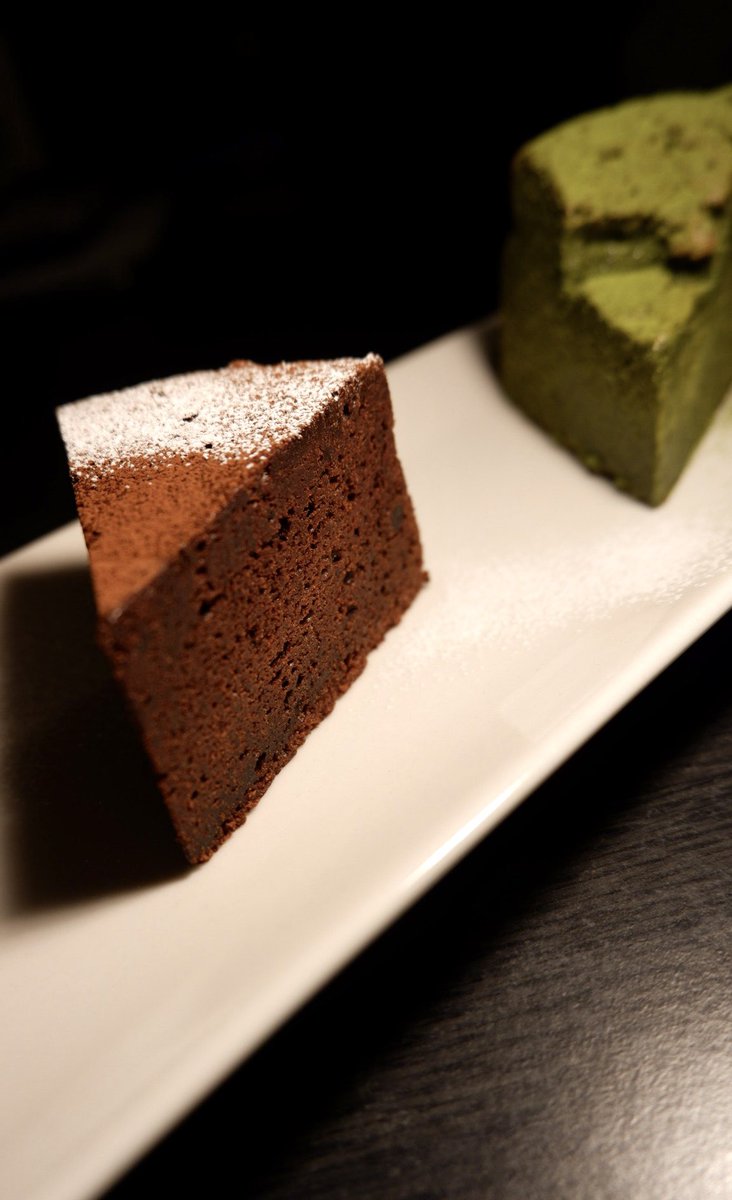 SiestaCafe_admn's tweet photo. 「ガトー・ショコラ」
「抹茶のガトー・ショコラ」

濃厚なガトー・ショコラが食べたくなったので、２種類作りました。

どちらも、ベース生地を人肌に温めてメレンゲと合わせているので、濃厚でありながらフワッと軽い舌触りになっています！
どっちも美味しいです‼️
#あだむんのお菓子 https://t.co/KzmDz8IP8n