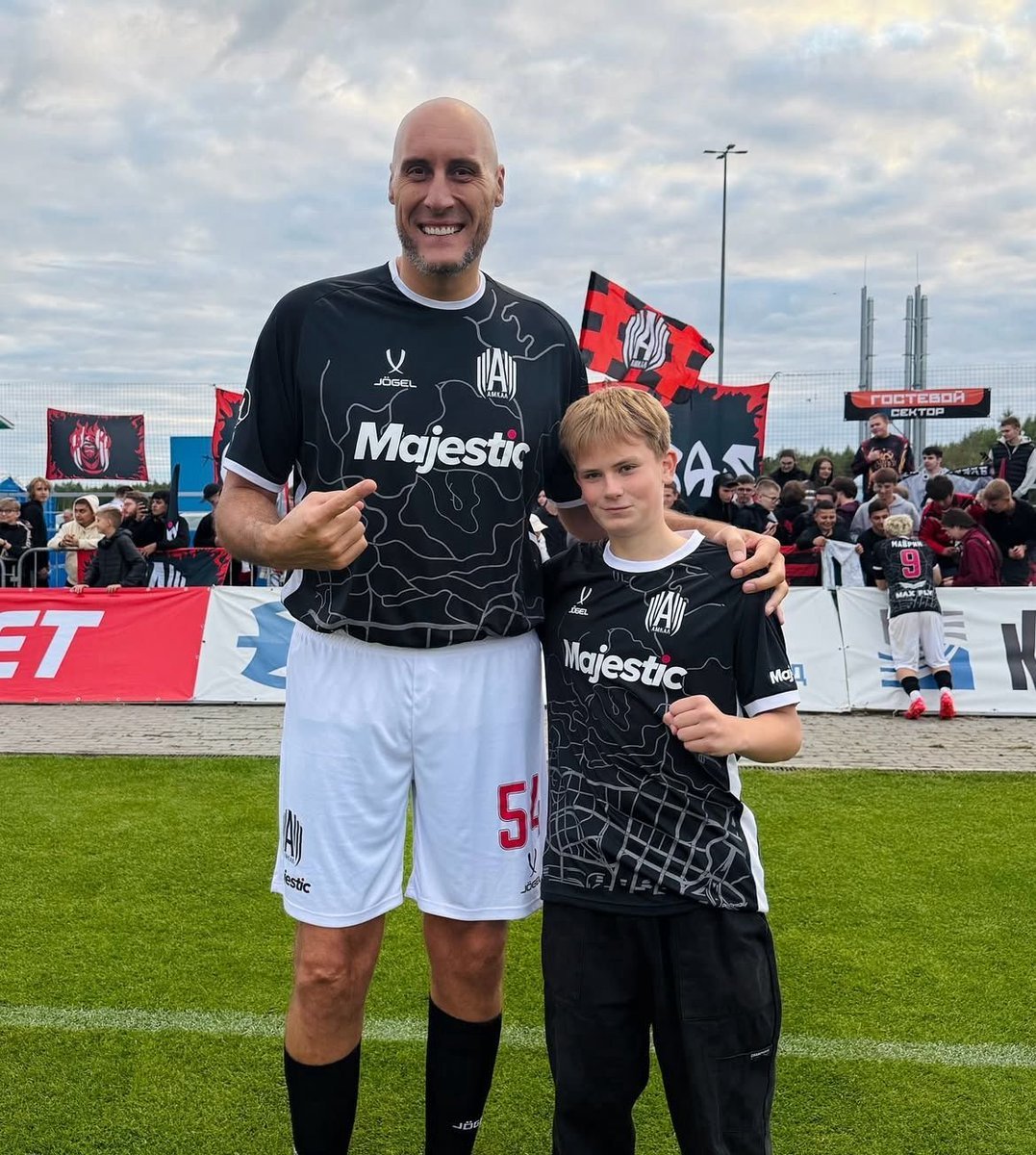 The Sweeper (@sweeperpod) on Twitter photo ↕️ It turns out Kyle Hudlin is not the world’s tallest outfield pro footballer: ex-NBA player Pavel Podkolzin (2.26m) has played for Amkal Moscow in the Russian Cup.
In the same game, Amkal also fielded Vasily Goncharov, who is only 14 - the competition’s youngest-ever player. ↕️ It turns out Kyle Hudlin is not the world’s tallest outfield pro footballer: ex-NBA player Pavel Podkolzin (2.26m) has played for Amkal Moscow in the Russian Cup.
In the same game, Amkal also fielded Vasily Goncharov, who is only 14 - the competition’s youngest-ever player.