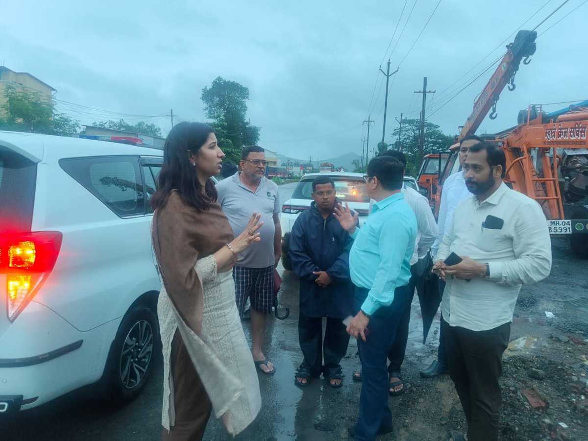 वसई, दि. 19 ऑगस्ट : जिल्हाधिकारी डॉ. इंदु राणी जाखड यांनी वसई तालुक्यातील कामन व मोरीगाव परिसराला भेट देऊन पूरस्थितीची पाहणी केली. या दरम्यान पूरग्रस्त भागातील परिस्थिती, नागरिकांची स्थिती तसेच स्थानिक प्रशासनाने केलेल्या उपाययोजनांचा त्यांनी आढावा घेतला.#CollectorPalghar #vasai