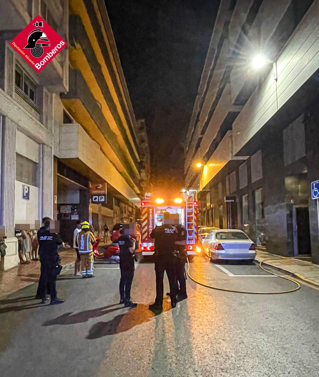 Consorcio Provincial Bomberos Alicante (@bomberosdipualc) on Twitter photo Esta madrugada #BomberosElda han extinguido un incendio de vivienda en una 3ª altura de un edificio de 4 plantas de Elda. Agradecemos la colaboración de Policía Local y <a href="/policia/">Policía Nacional</a> que desalojaron el edificio por lo que sólo lamentar daños materiales
#cpba #siempreatulado Esta madrugada #BomberosElda han extinguido un incendio de vivienda en una 3ª altura de un edificio de 4 plantas de Elda. Agradecemos la colaboración de Policía Local y <a href="/policia/">Policía Nacional</a> que desalojaron el edificio por lo que sólo lamentar daños materiales
#cpba #siempreatulado