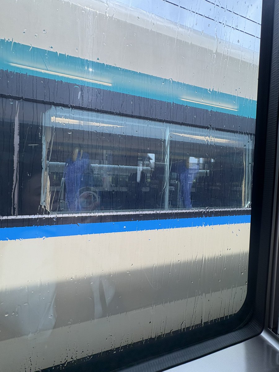 帰りのスペーシアXに乗ったらすぐ雨が降ってきた。スパイス効いたコーラみたいなの飲んだ