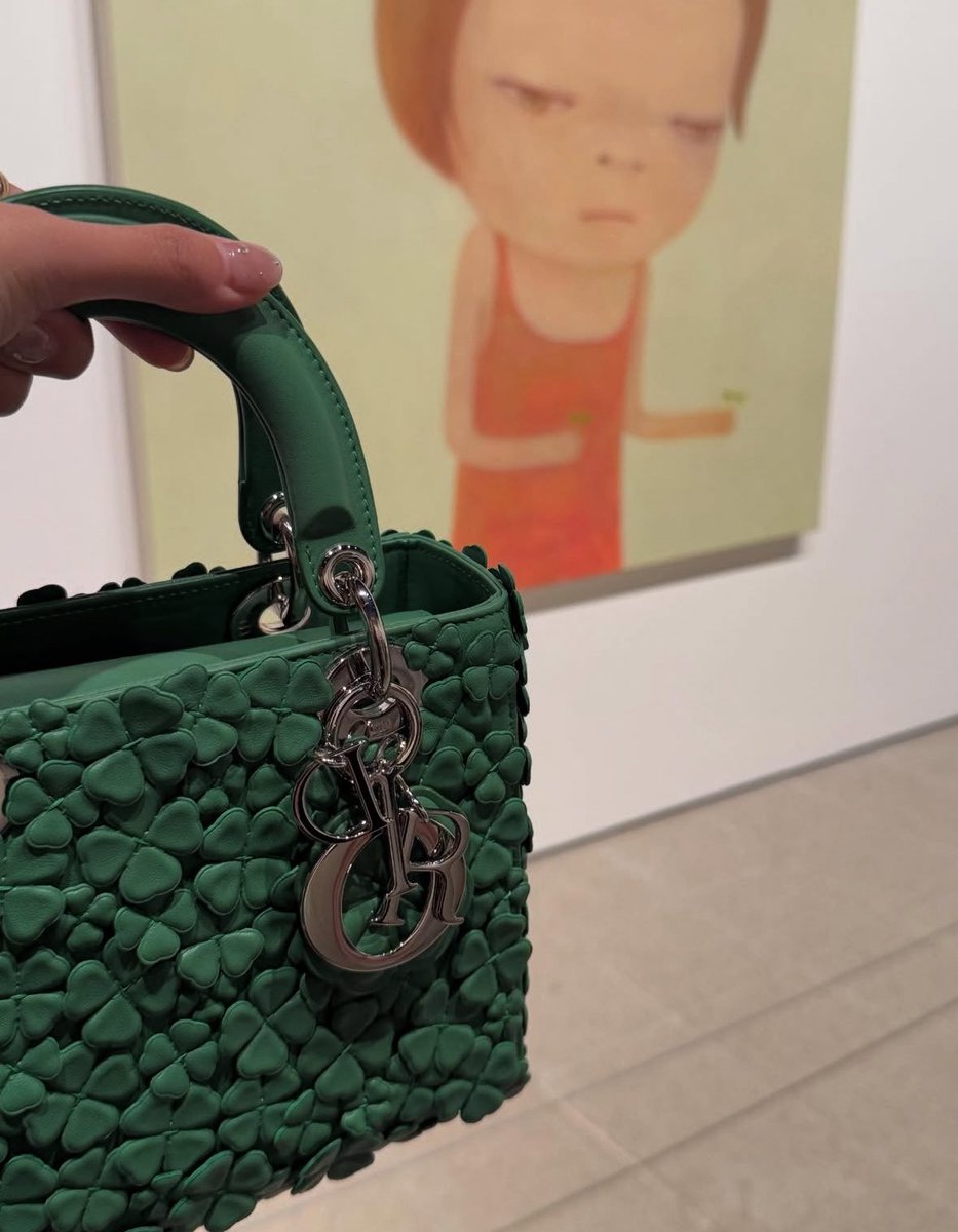 ForeverKimJisoo's tweet image. #JSOO spotted carrying the unreleased 'Lady Dior Summer 2026' by Jonathan Anderson — set to debut in January. ☘️🍀