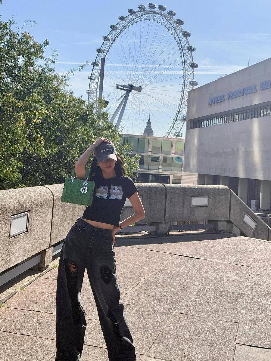 ForeverKimJisoo's tweet image. #JSOO spotted carrying the unreleased 'Lady Dior Summer 2026' by Jonathan Anderson — set to debut in January. ☘️🍀