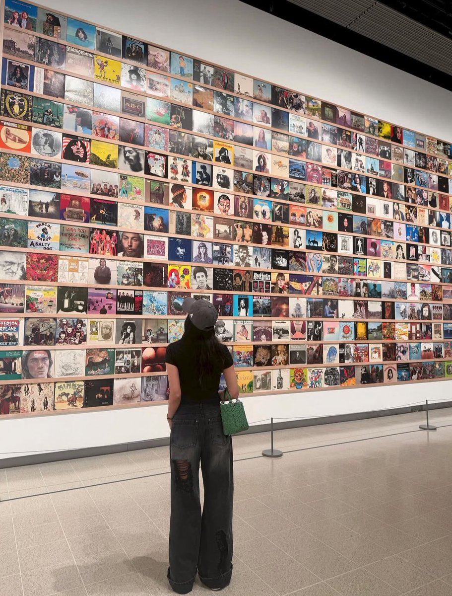 ForeverKimJisoo's tweet image. #JSOO spotted carrying the unreleased 'Lady Dior Summer 2026' by Jonathan Anderson — set to debut in January. ☘️🍀