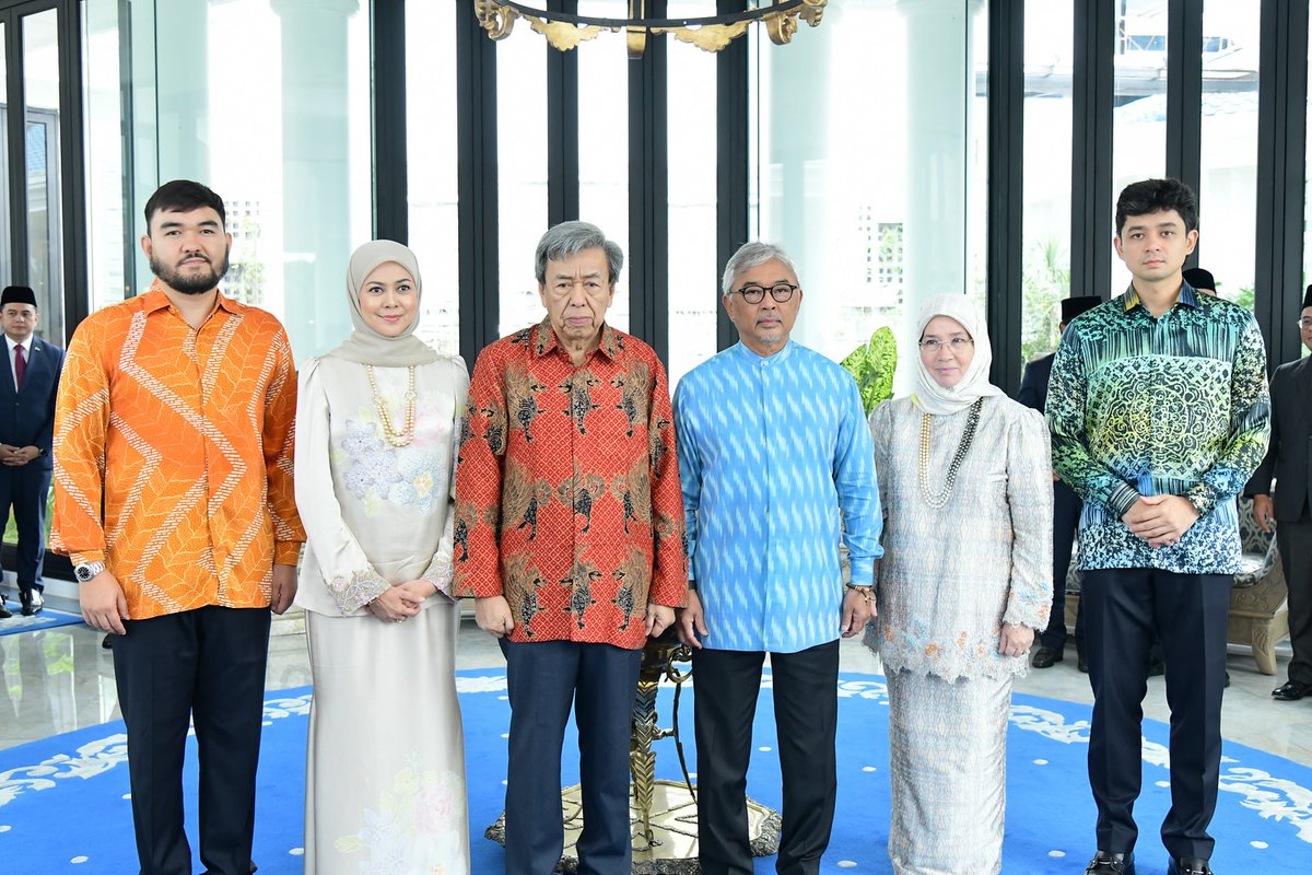 rwthofficial's tweet photo. 🇲🇾
#Malaysia’s Sultan Abdullah and Tunku Azizah The Tengku Ampuan of #Pahang received Sultan Sharafuddin and Tengku Permaisuri Norashikin of #Selangor at the Palace Istana Abdulaziz and took tours to landmarks in #Kuantan.

📸 Selangor Royal Office #SultanAbdullah #SultanSharafuddin #DaulatTuanku