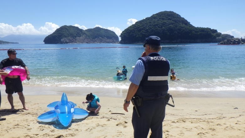 NPP_kikaku's tweet image. 【 #諫早警察署 】
海上保安部と合同パトロールを実施しました！
海水浴場の開設期間は終わりますが、海や川で遊ぶ際はライフジャケットや浮き輪を着用しましょう！
海や川に行く際は、子供だけで出掛けず、大人の方の見守りをお願いします！！
#警察官　#結の浜マリンパーク　#ライフジャケット　#SUP