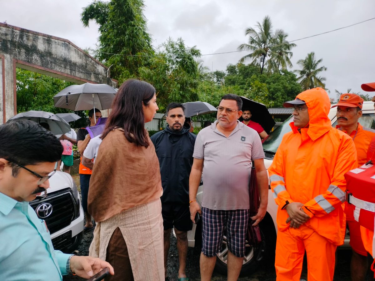जिल्हाधिकारी डॉ. इंदु राणी जाखड यांनी प्राथमिक आरोग्य केंद्राची पाहणी करून नागरिकांना वैद्यकीय सुविधा वेळेवर उपलब्ध होतात का याची माहिती घेतली. पुरामुळे उद्भवू शकणाऱ्या साथीचे आजार,स्वच्छता तसेच आवश्यक औषधसाठा याची खात्री करण्याचे निर्देश वैद्यकीय अधिकाऱ्यांना दिले.