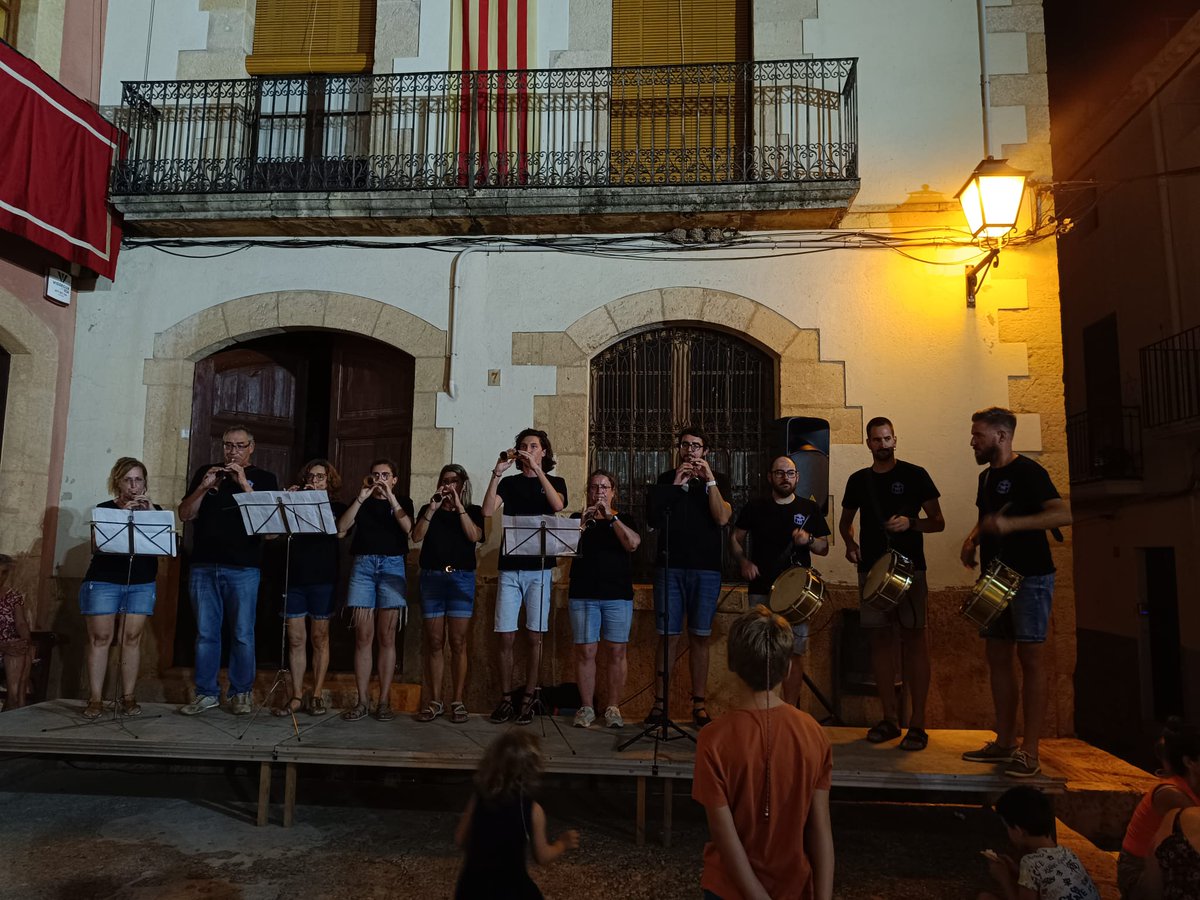 JoveDeTarragona's tweet photo. 🥁 Les gralles i timbals de la colla van participar ahir al vespre a la Despertada dels gegants i al concert graller que es va celebrar a la plaça de la Vila del Catllar.

Catllarenques, catllarencs, gaudiu de la Festa Major! Ens retrobem dissabte!

#TotElQueCompartim #castells https://t.co/c7MOfZTdyB
