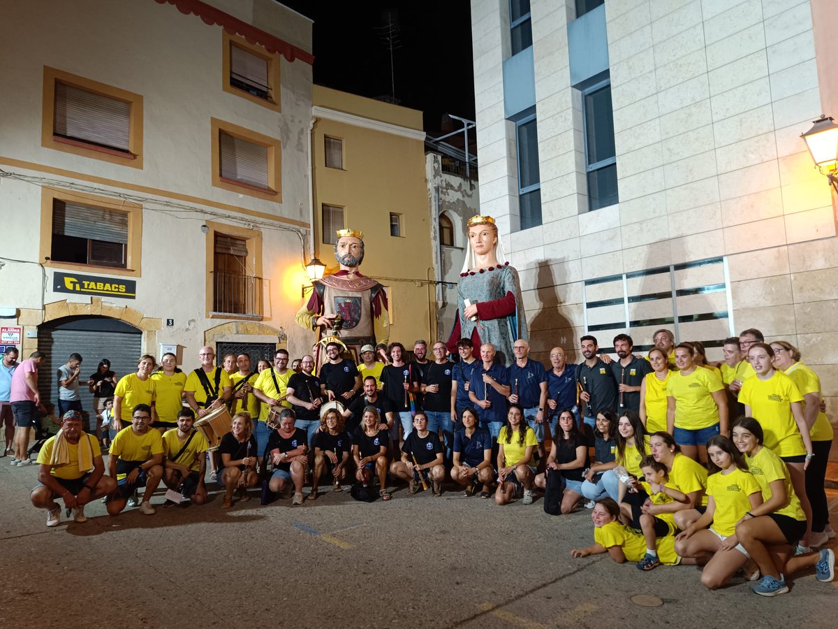 JoveDeTarragona's tweet photo. 🥁 Les gralles i timbals de la colla van participar ahir al vespre a la Despertada dels gegants i al concert graller que es va celebrar a la plaça de la Vila del Catllar.

Catllarenques, catllarencs, gaudiu de la Festa Major! Ens retrobem dissabte!

#TotElQueCompartim #castells https://t.co/c7MOfZTdyB