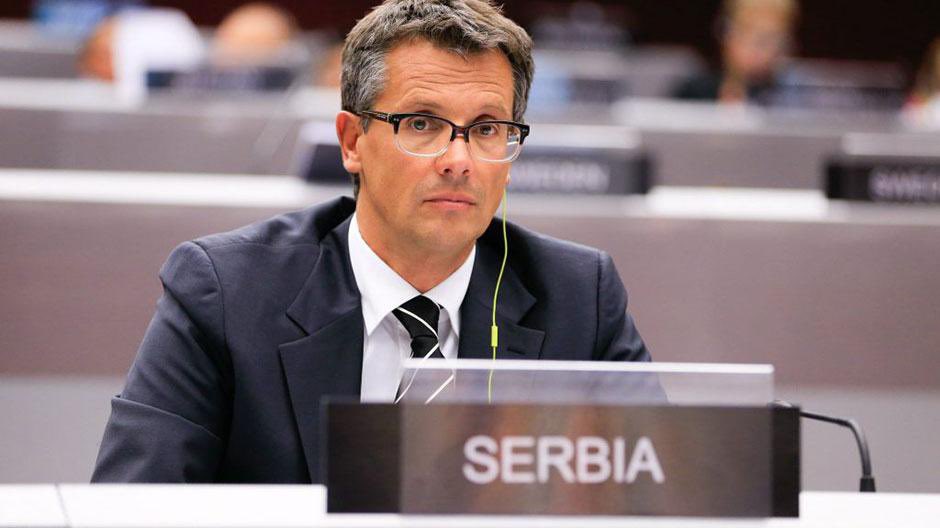 Ovo je Mladen Grujić, narodni poslanik Srpske napredne stranke poznat po tome da reč u skupštini deceniju i više nije izgovorio.

Poznat je i kao vlasnik: 

lilly drogerija
Jasmin parfimerija
Optike
Restorana Snežana

Ako kupujete ovde, podržavate SNS.