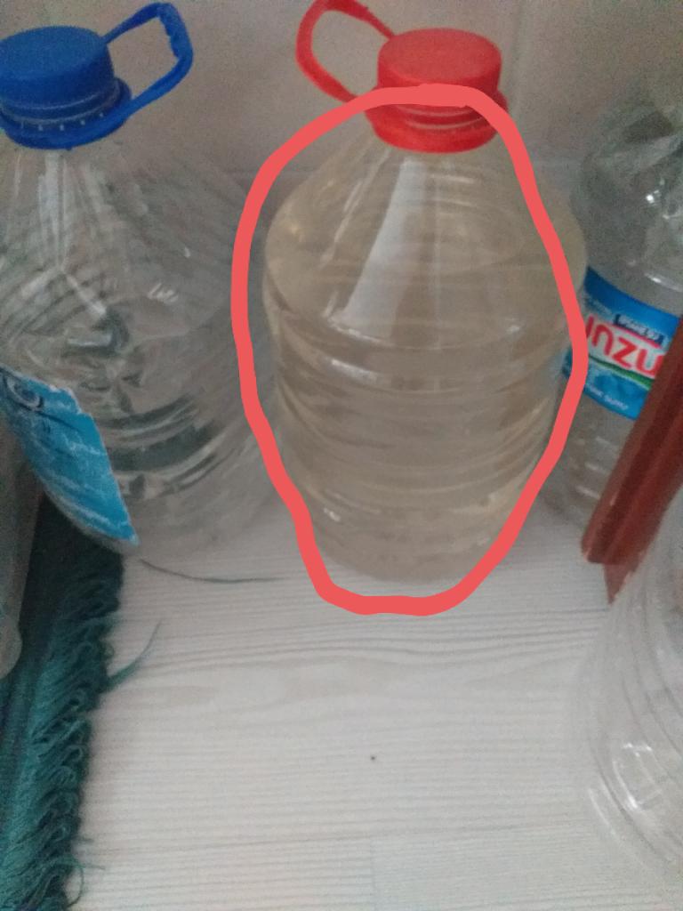 Çamurlu  su...  Günlerdir  kesikti  şimdi  akıyor  sade  çamur