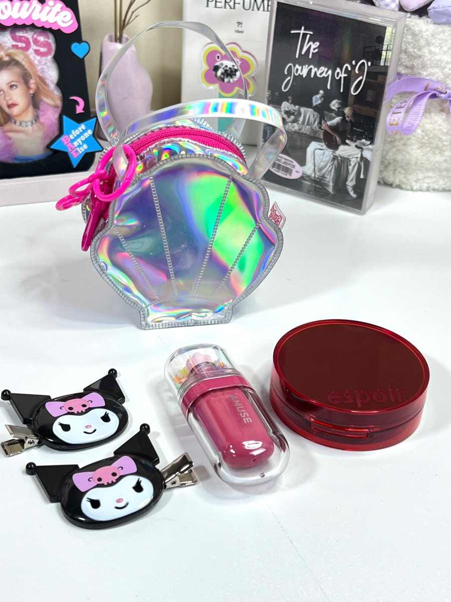 owgybae's tweet photo. Whats in my mini pouchhh https://t.co/OPhDq9CIS3