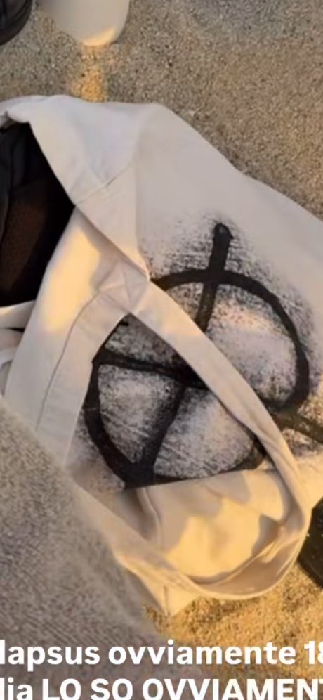 ste_ste_14's tweet photo. Una “bella” croce celtica sulla shopper. Lo cercate voi il significato di questo simbolo e da chi è stato ed è utilizzato? #sbrocchy https://t.co/Of0YkeKfUu