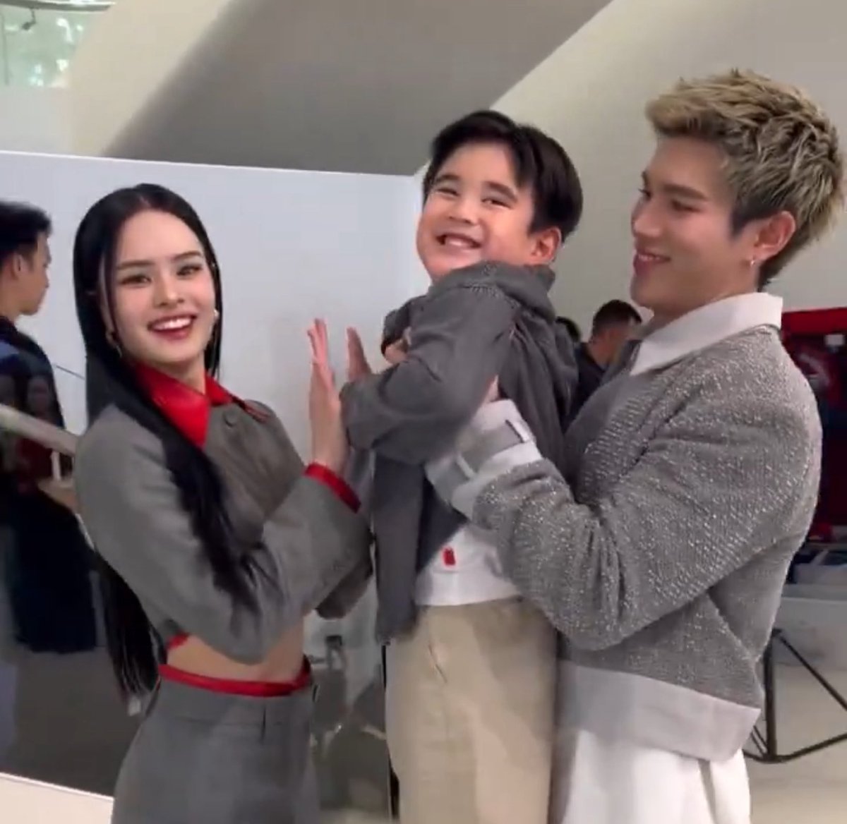 โฟ้ดมองลูก้าหน่อยลูก ชอบเขามากเลยสินะ