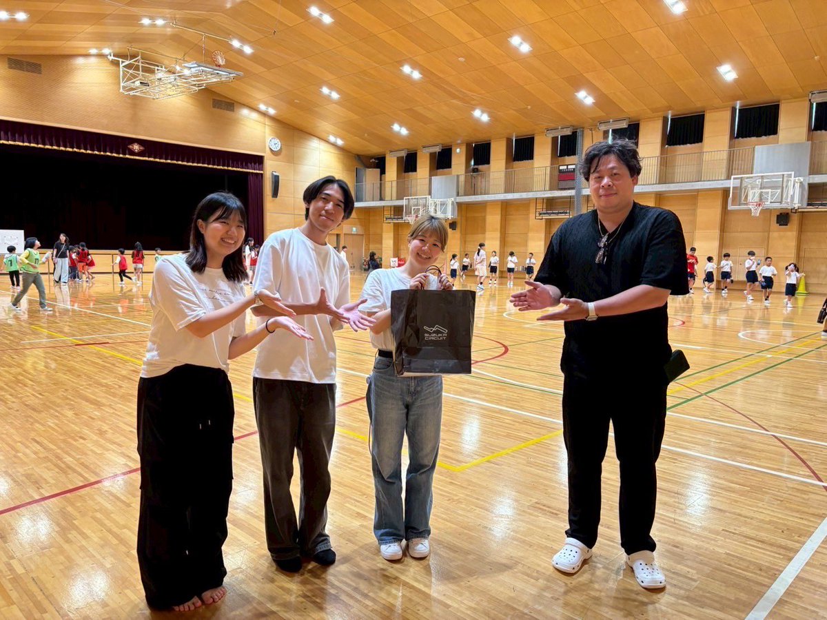 8/20(水) 、横浜山手中華学校様とヒルトップガーデンアカデミー様の交流の一環として、löwkeyメンバーが子供たちにモルックを教えに行きました✨️

みんな元気いっぱい＆真剣に勝負に挑んでいました🔥
これからも子供たちがモルックに親しんでくれたら嬉しいです☺️
 #横浜市立大学
 #モルック