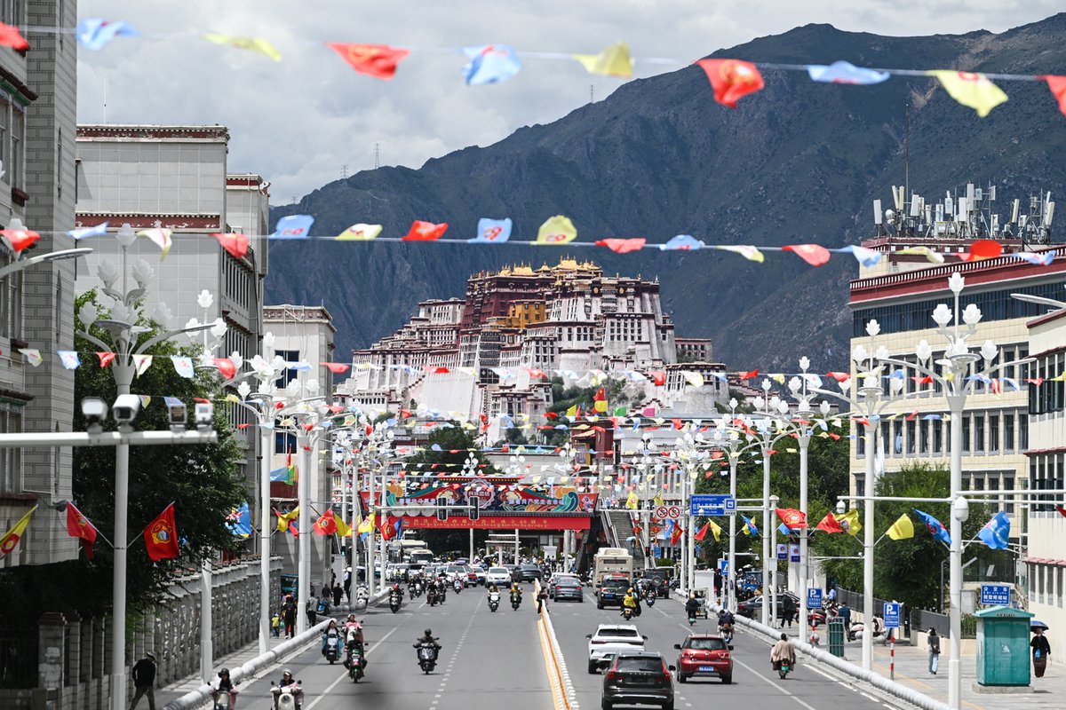 In the 60 years since its founding, the Xizang autonomous region has undergone a complete transformation, achieving remarkable progress. To celebrate this milestone anniversary, Lhasa, capital of Xizang, has been adorned with vibrant decorations, filling the city with a jubilant